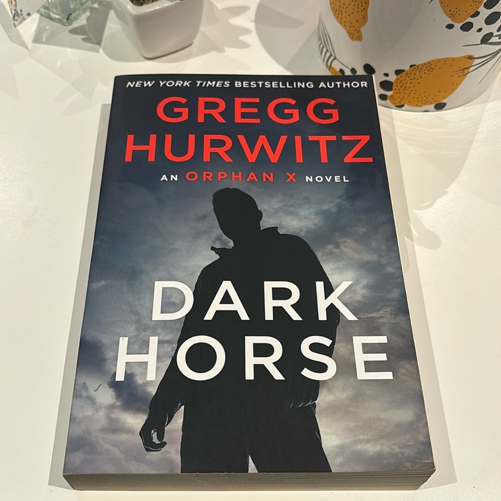 Dark Horse Book📚